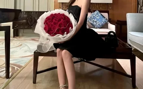[美女系列] 手捧玫瑰/nm